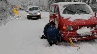 La Guardia Civil auxilia a un vehículo en Bielsa