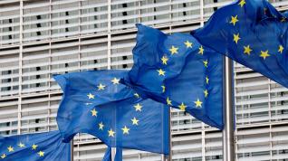 Las banderas de la Unión Europea ondean frente a la sede de la Comisión Europea en Bruselas, Bélgica.