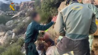 La Guardia Civil rescata a la perra 'Kira', atrapada 5 días en una cueva en Teruel