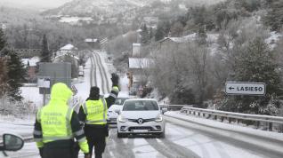 Control de tráfico de la Guardia Civil durante un temporal de nieve en la provincia.