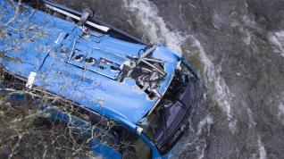 Al menos dos personas han fallecido y tres personas se encuentran desaparecidas tras la caída de un autobús al río Lérez en Cerdedo-Cotobade (Pontevedra), según ha informado la Guardia Civil a Europa Press.