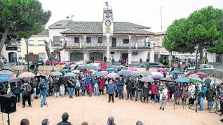 Concentración ayer en Escalona (Toledo) en repulsa por el asesinato de una mujer embarazada.