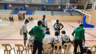 Santi Cerdán da instrucciones al equipo durante un tiempo muerto.