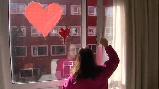 El corazón en la ventana que une a un padre y a su hija en una residencia de Alicante