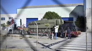 Un tanque Leopard del cartel de Casetas llega a la empresa Santa Bárbara en Sevilla