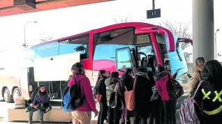autobuses Viajeros a punto de coger un autobús, ayer en la Estación Intermodal de Huesca.