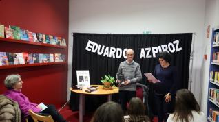 Eduardo Azpíroz en la Biblioteca Durán Gudiol, donde presentó su novela 'El caballo rojo'.