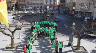 Un gran lazo verde conciencia en Huesca contra el cáncer.