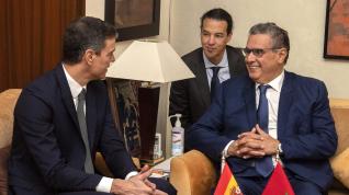 El presidente del Gobierno de España, Pedro Sánche, junto al primer ministro, Aziz Akhannouch, en Rabat.