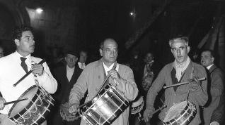 Luis Buñuel tocando su tambor en Calanda en 1963, junto a su amigo Tomás Gascón, a la izquierda, quien lo hizo y se lo regaló.