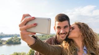 Una pareja haciéndose un selfi