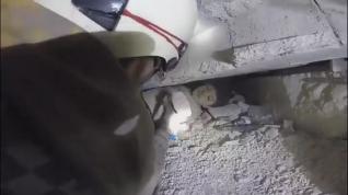 Rescatan con vida a un niño atrapado entre los escombros en Siria