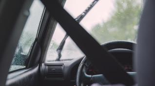 Foto de archivo de un conductor al volante