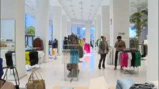 Inditex aprueba un salario mínimo fijo de 18.000 euros para los empleados de las tiendas