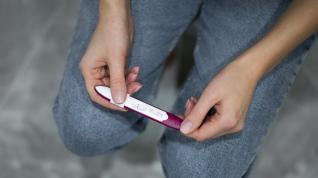 Una mujer sujeta una prueba de embarazo, en una imagen de archivo