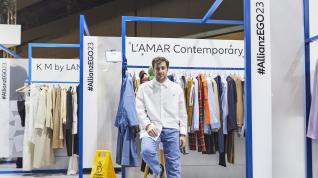 El diseñador Nacho Lamar, en su stand del Premio Allianz EGO Confidence in Fashion, dentro de la MBMFW.
