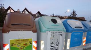 Los contenedores marrones se están colocando junto a los de recogida del resto de residuos distribuidos por la localidad.