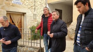 El consejero de Vertebración del Territorio, José Luis Soro, durante su visita a una vivienda rehabilitada en Riglos.
