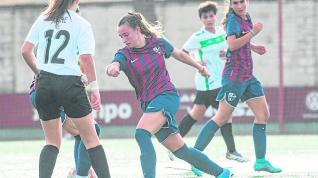 Imagen 82283492 Una jugadora de la SD Huesca avanza con el balón controlado.