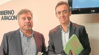 El consejero José Luis Soro y el gerente de Suelo y Vivienda de Aragón, Javier Albisu.