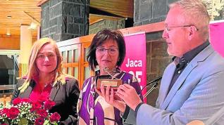 Luisa Ferrer recibe el premio Rosa de Plata del PSOE de Jaca.
