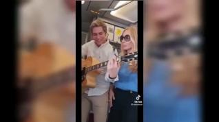 Carlos Baute y Marta Sánchez cantan 'Colgando en tus manos' en pleno vuelo.
