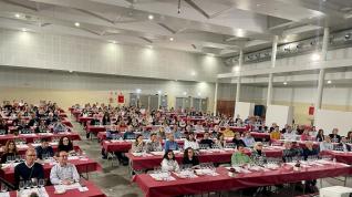 Asistentes a la primera cata solidaria organizada por “Círculo de amigos del Vino Somontano. La Mesa Redonda”.