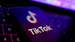 Logo de TikTok visto en un teléfono móvil