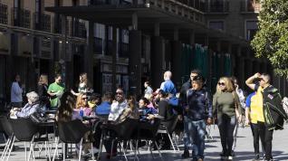 Domingo de calor en Zaragoza: helados, pantalón corto y chaqueta en mano
