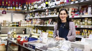 Eva María Mañeru, en el mostrador de La Española, la tienda de ultramarinos que fundó su abuela hace 80 años en la calle de Conde Aranda de Zaragoza.