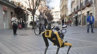 Un perro robot de Acciona en las Cuatro Esquinas de Huesca.