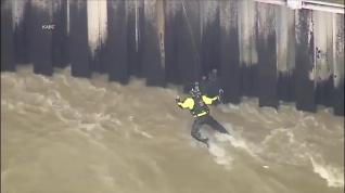 spectacular rescate en helicóptero de un hombre que se había caído al río en Los Angeles (EEUU)