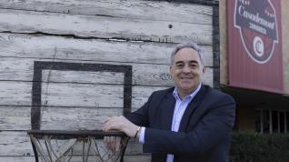 José Descartín, secretario técnico del Casademont Zaragoza Femenino, en la zona exterior del pabellón Príncipe Felipe.