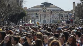 Decenas de personas durante la mascletà en Valencia este viernes.