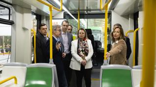 Visita de la consejera de Servicios Públicos y Movilidad, Natalia Chueca, a la planta de CAF en Zaragoza