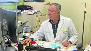 El doctor José Alcubierre, pasando consulta en Berbegal, donde lleva 17 años ejerciendo.