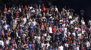La grada de El Alcoraz presentó el mejor aspecto de su historia con una cifra de espectadores cercana al lleno total.