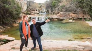 Los hosteleros Marta Ferrar y Alberto Moragrega, junto al río Matarraña en Beceite.