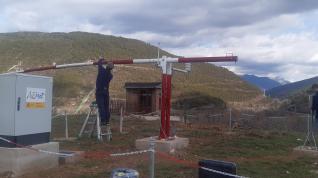 Instalación del nuevo equipamiento de la estación meteorológica.