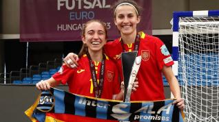 Irene Samper y María Sanz posan con el trofeo en Hungría.