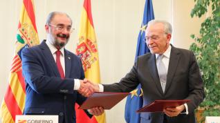 Javier Lambán e Isidro Fainé, este martes en la firma del convenio de colaboración.