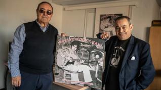 Jorge Cano (izquierda), hermano de Rocky, y Daniel, hijo del artista, con la carátula del nuevo disco. gsc
