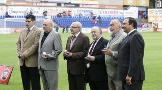 Juan Torre, tercero por la izquierda, durante un homenaje a expresidentes de la SD Huesca.