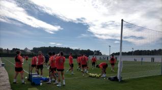 Los jugadores de la SD Huesca se hidratan antes de seguir con el entrenamiento este miércoles.
