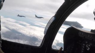 Cazas españoles escoltan a un bombardero nuclear de EEUU en una demostración de fuerza de la OTAN