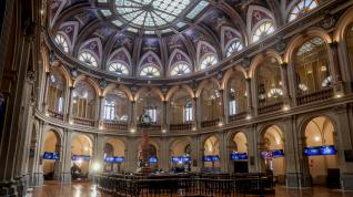 El Ibex 35 cede un 0,4% al cierre de la sesión y se sitúa al borde de los 9.000 puntos, a la espera de la Fed