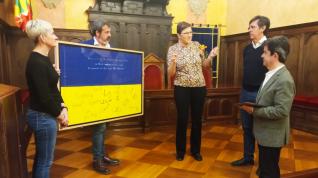 La comunidad ucraniana ha entregado una bandera y una placa al Ayuntamiento en señal de agradecimiento.