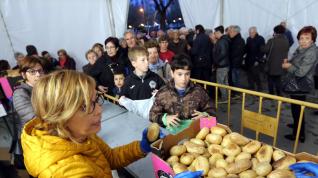 La hoguera y las patatas asadas triunfan cada año en las fiestas de La Encarnación.