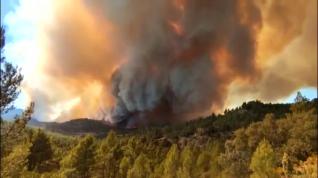 El viento y las altas temperaturas complican el incendio de Castellón y Teruel