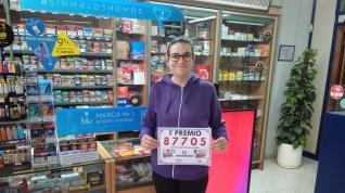 Blanca Alcaide, empleada del establecimiento, muestra el premio.